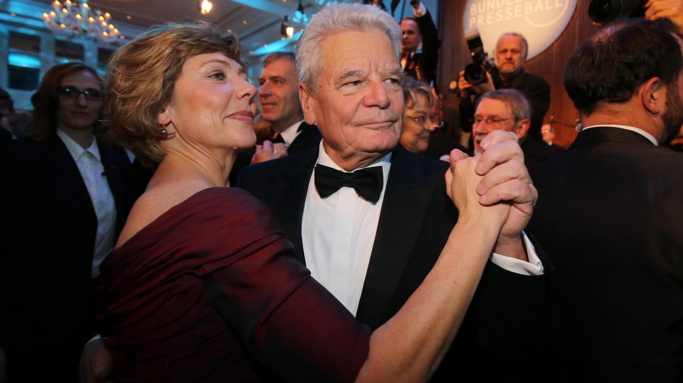 Bundespräsident Joachim Gauck und seine Lebensgefährtin Daniela Schadt eröffneten den Tanz.