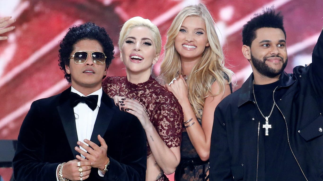 Bruno Mars (l.), Lady Gaga (2.v.l.), Model Elsa Hosk (2.v.r.) und The Weeknd (r.).