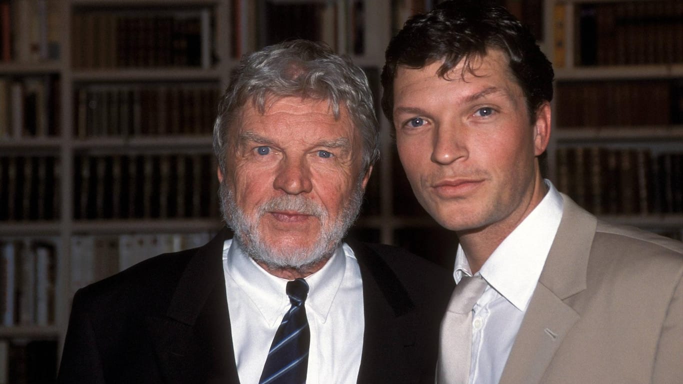 Hardy Krüger Jr. (r.) und sein Vater im Oktober 2001.