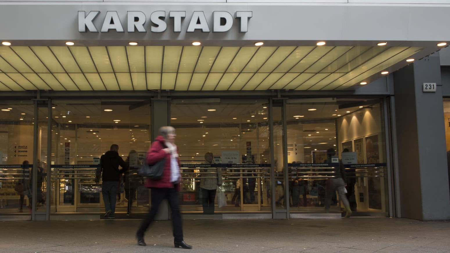 Karstadt kehrt zur Tarifbindung zurück.