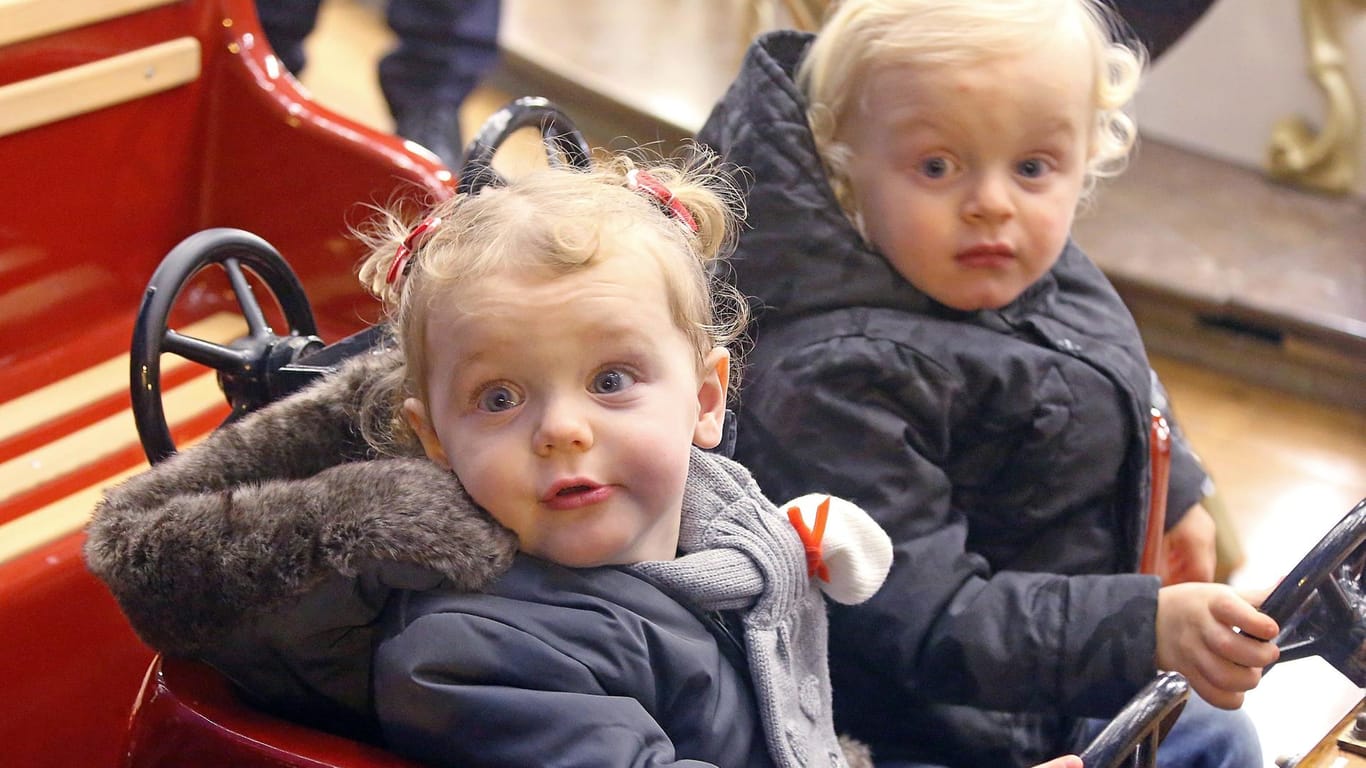 Prinzessin Gabriella und Prinz Jacques haben Spaß im Kinderkarussell.