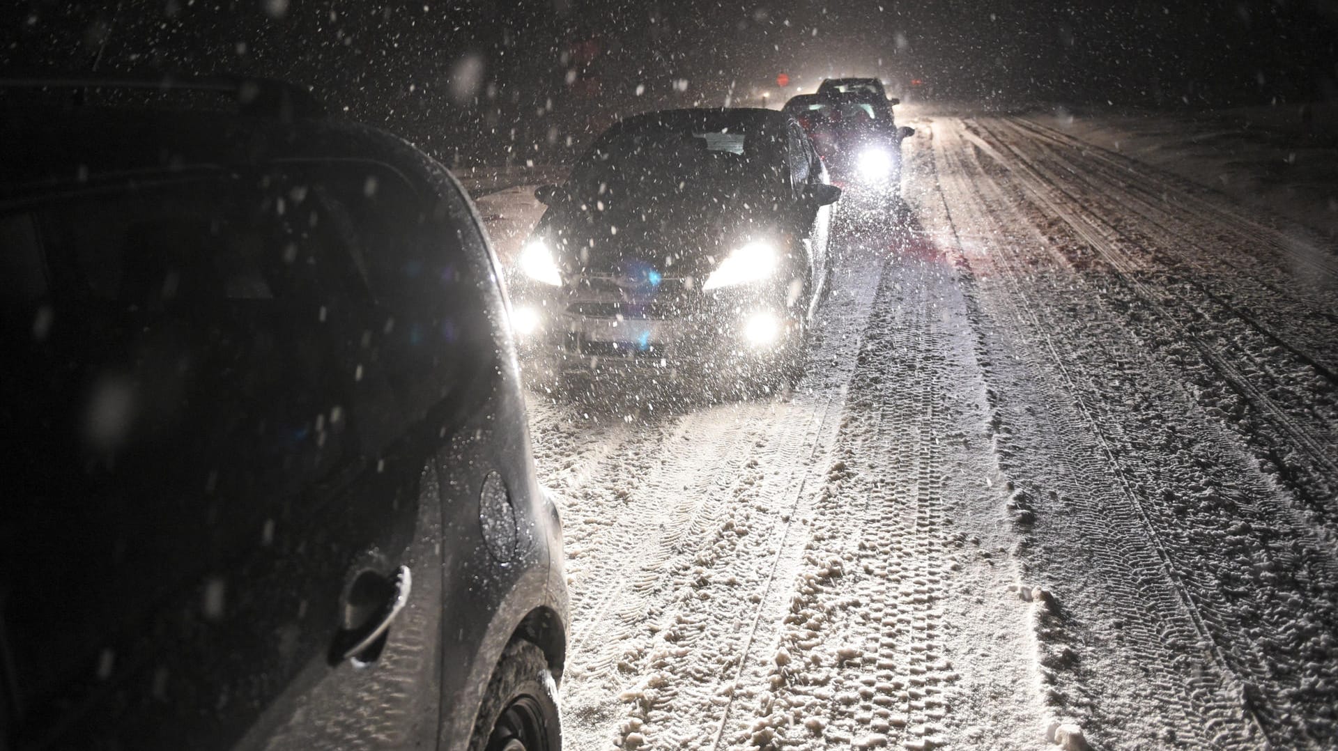 Vor allem in den Mittelgebirgslagen etwa in Nordhessen, aber auch in der Eifel schneite es kräftis, und die Räumdienste hatten eine Menge Arbeit.