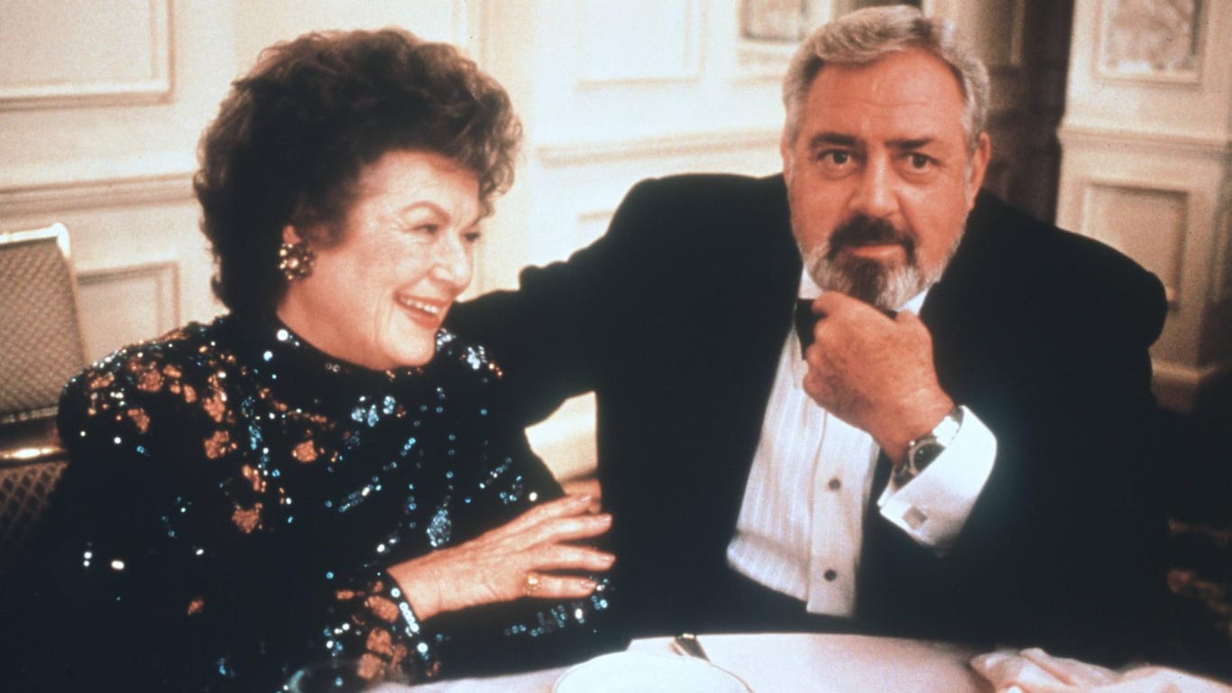 Barbara Hale und Raymond Burr im TV-Film "Perry Mason und der schamlose Romeo" (1992).
