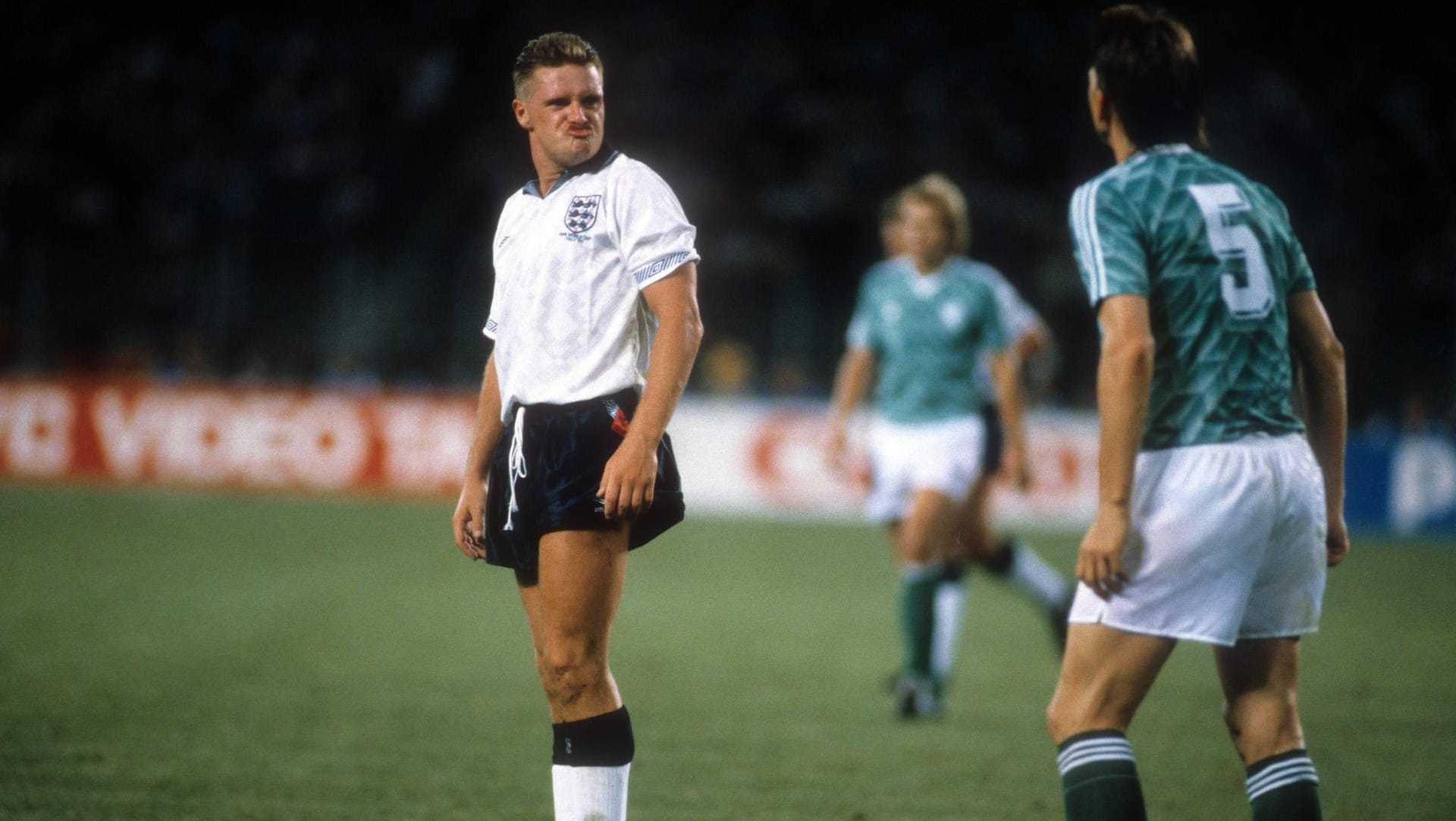 Paul Gascoigne provoziert Klaus Augenthaler