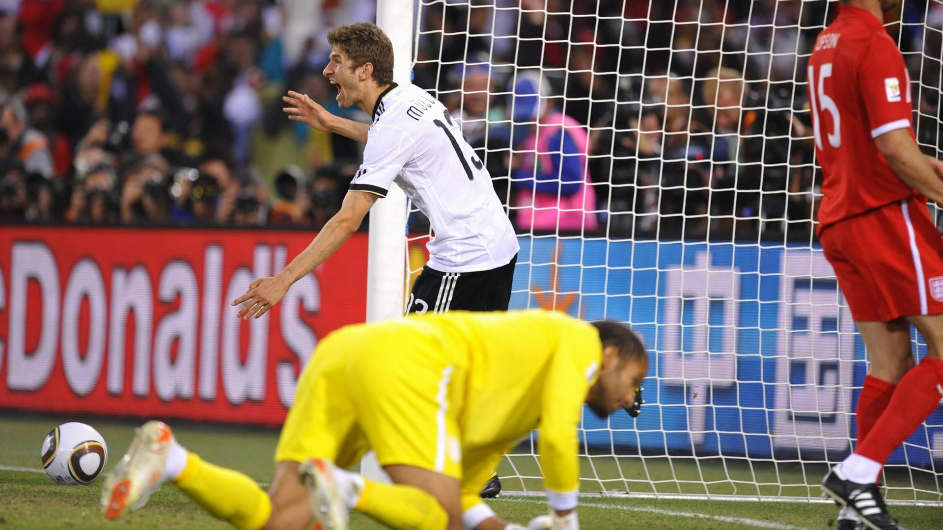 Thomas Müller jubelt über sein Tor zum 4:1