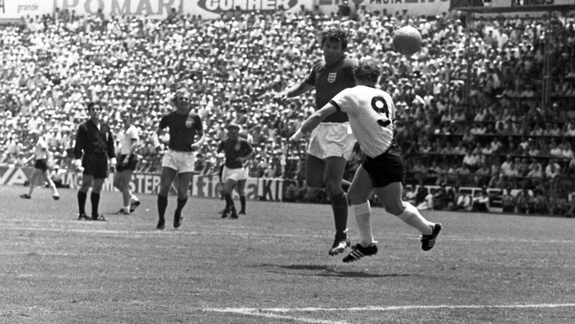 Uwe Seeler erzielt per Kopf das 2:2