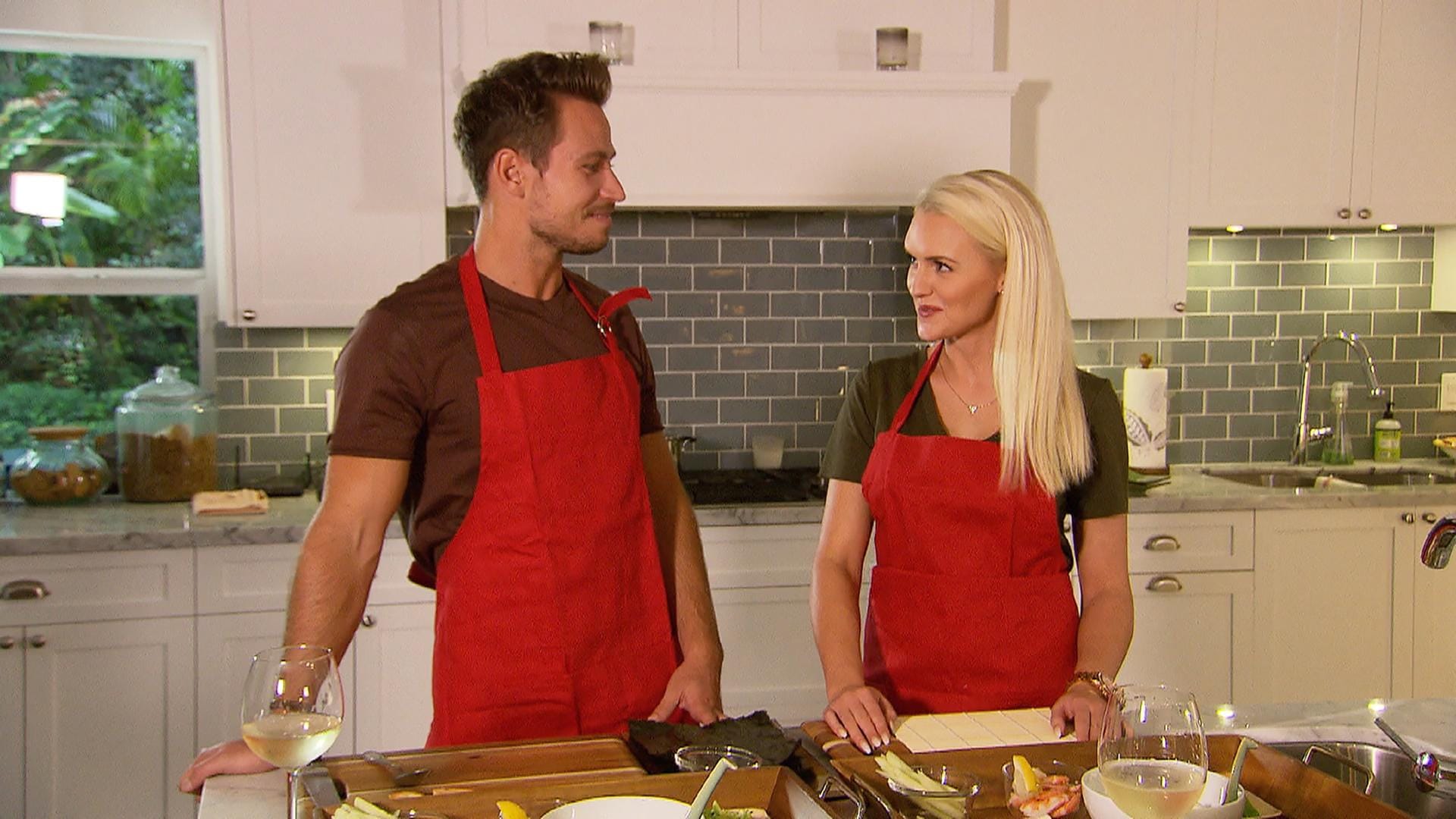 Basti und Erika verbringen ein entspanntes Koch-Date miteinander.