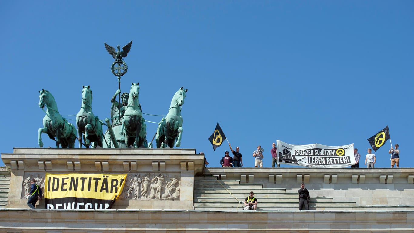 Anhänger der Identitären Bewegung besetzen das Brandenburger Tor