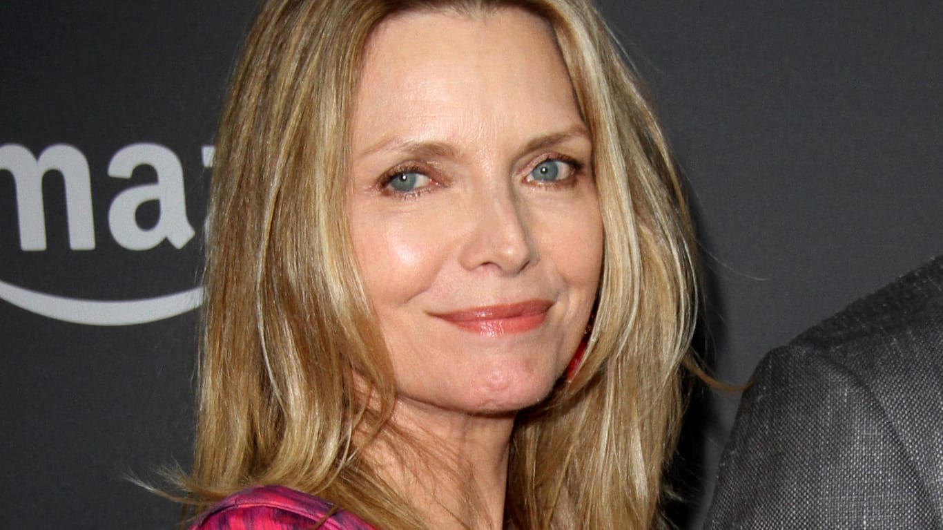 Michelle Pfeiffer sieht man ihr Alter kaum an.