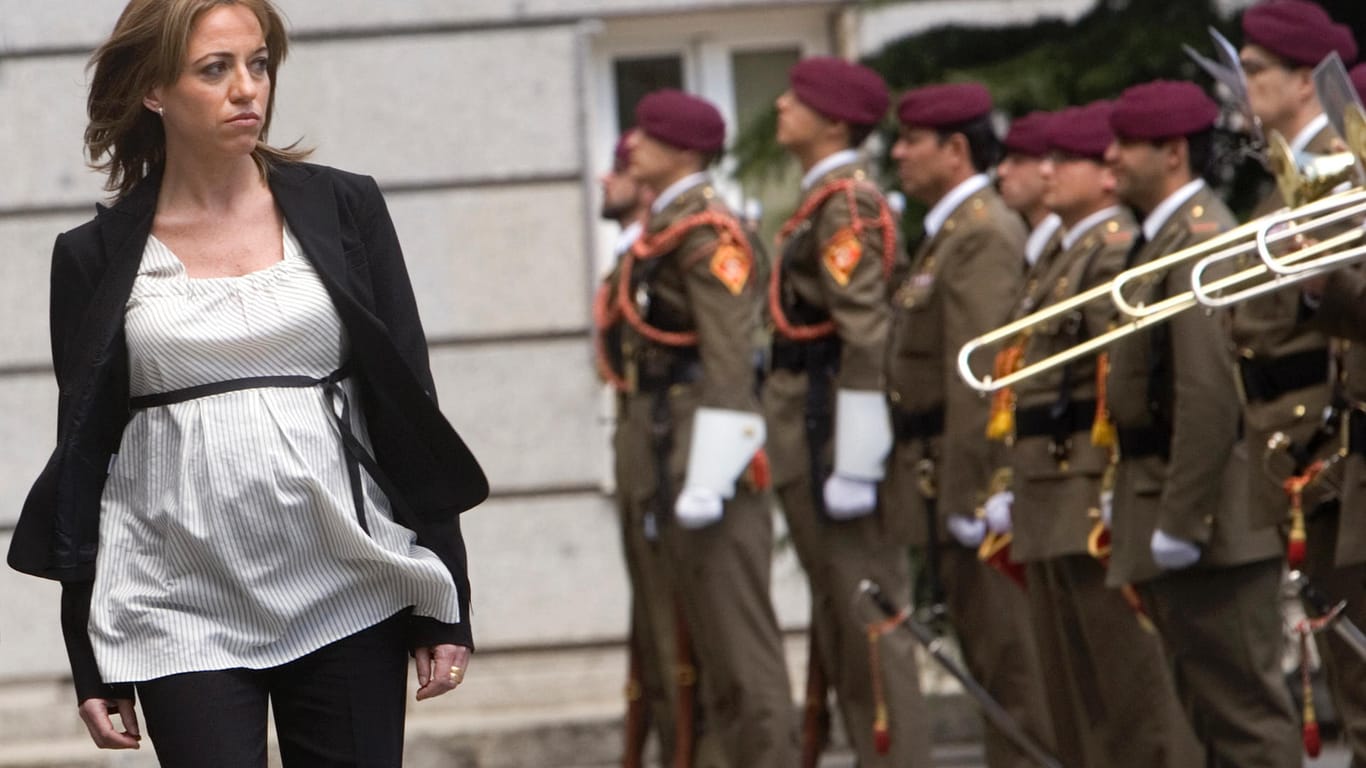 Carme Chacón besucht 2008 hochschwanger die spanischen Truppen in Madrid ( Archiv).