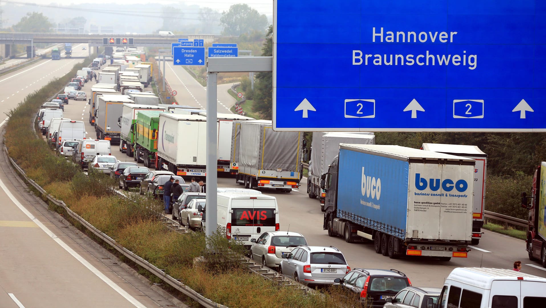 Eine Hochzeitsgesellschaft hat mit einem Autokorso die A2 bei Hannover blockiert.