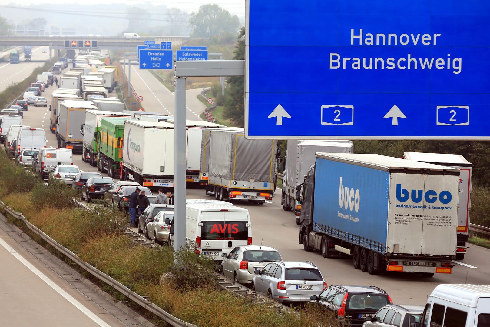 Eine Hochzeitsgesellschaft hat mit einem Autokorso die A2 bei Hannover blockiert.