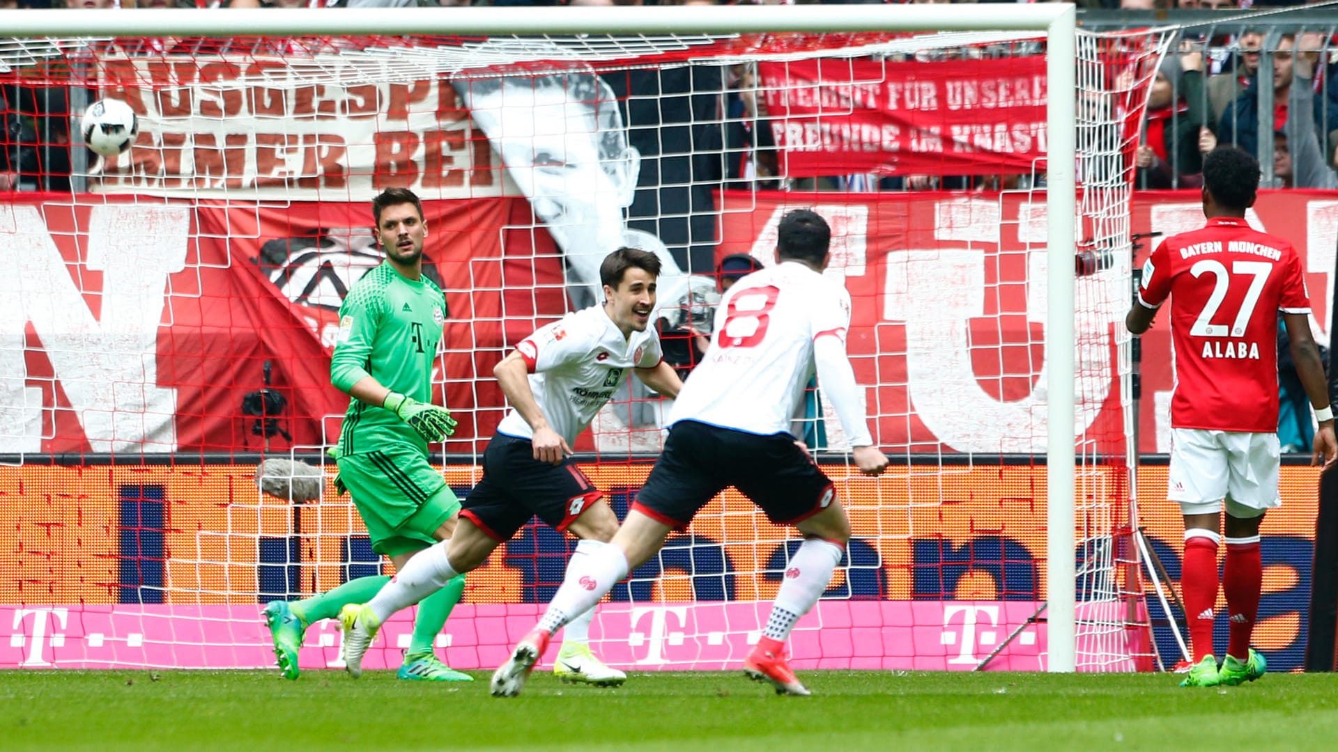 Bojan Krkic (m.) feiert sein Blitz-Tor gegen die Bayern. Es ist der erste Bundesliga-Treffer für den Ex-Barcelona-Profi.