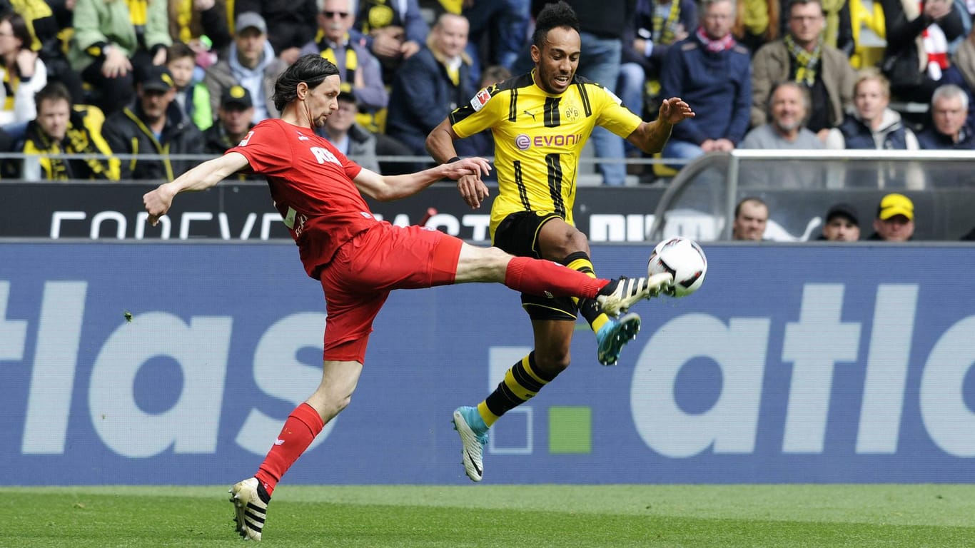 Kölns Neven Subotic (li.) verteidigt gegen Dortmunds Pierre-Emerick Aubameyang.