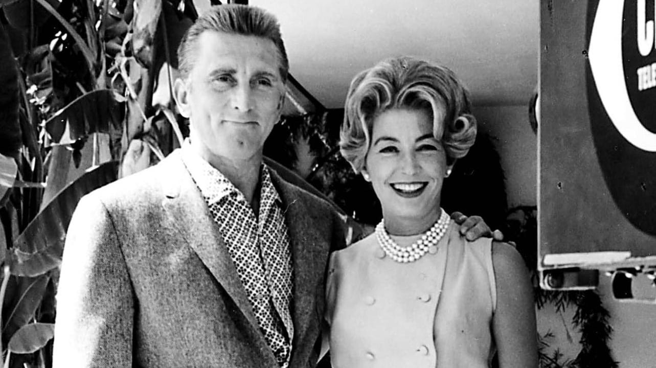 Anne und Kirk Douglas fünf Jahre nach ihrer Hochzeit.