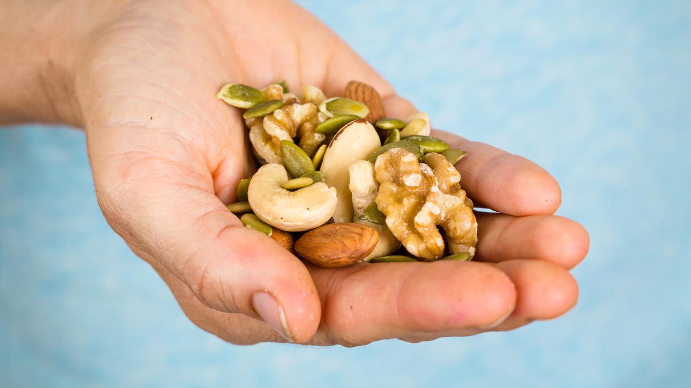 Jeden tag eine Handvoll Nüsse: Nüsse, Kerne und Saaten enthalten wertvolle Vitamine, Mineralstoffe und Ballaststoffe.