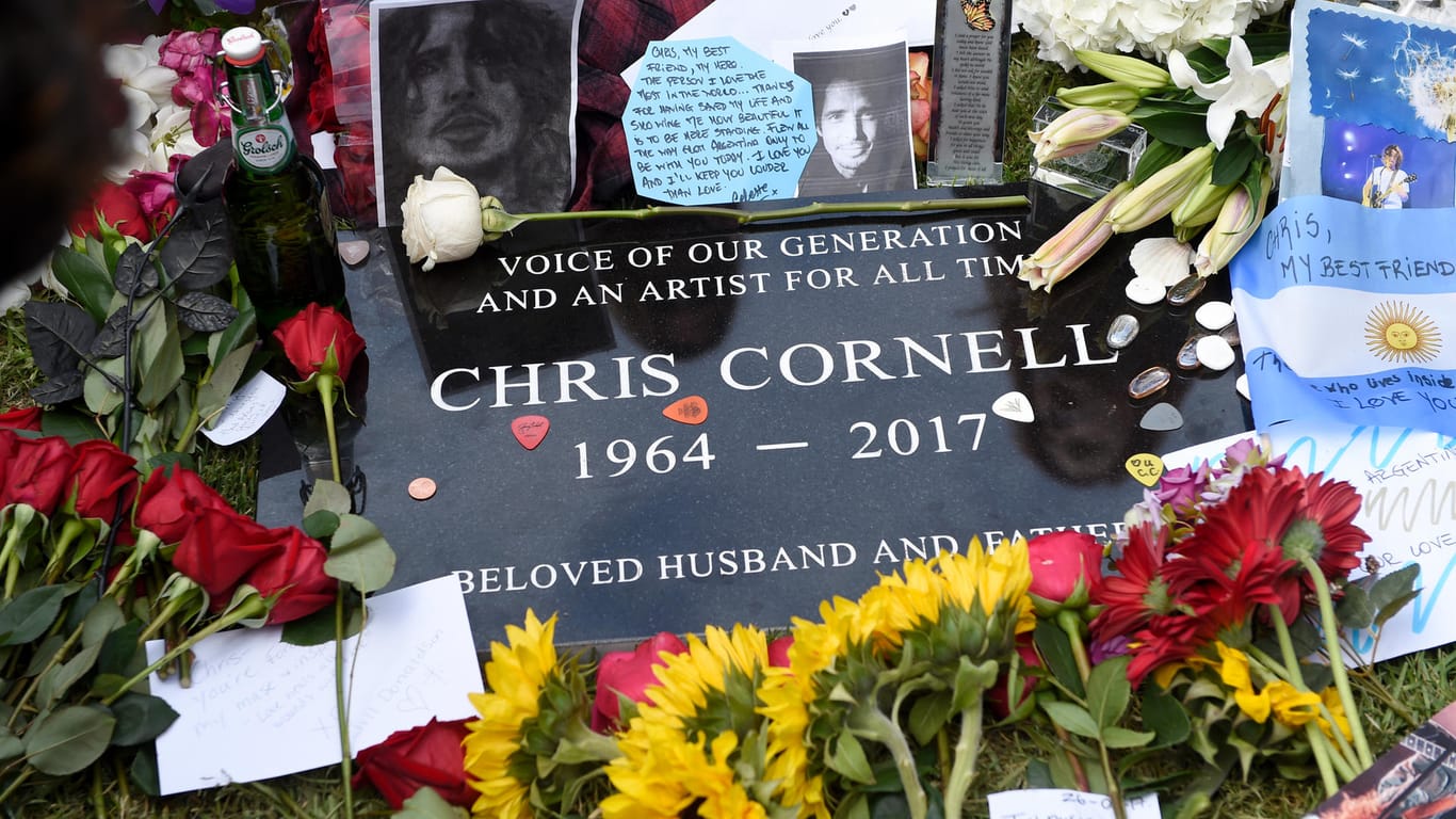 "Stimme einer Generation" steht auf Chris Cornells Grab.