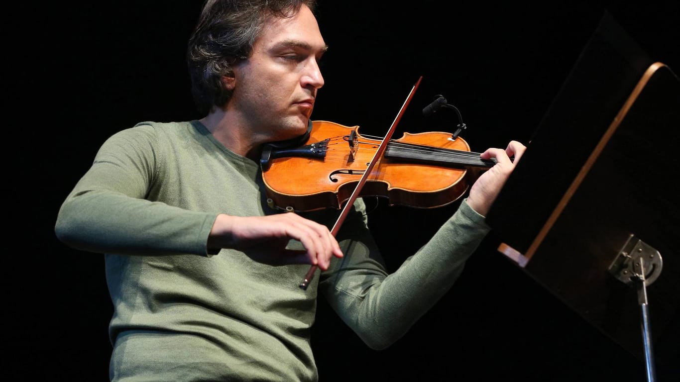 Der syrische Geiger spielte in der Stadthallte in Kassel Ausschnitte aus seinem Konzert. Der Auftritt zeigte den aktuellen Bezug, den die documenta zur Politik herstellen will.