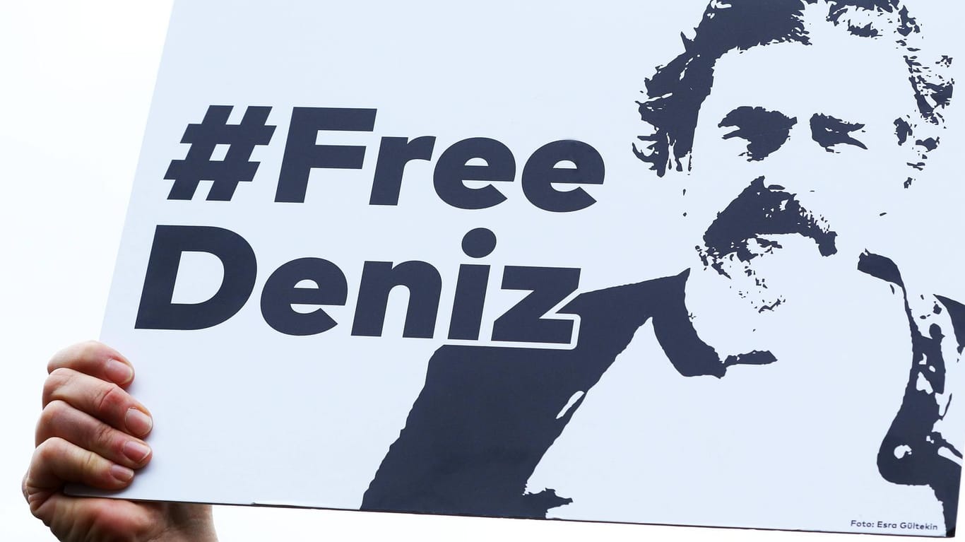 Protestplakat zum Tag der Pressefreiheit. Der darauf abgebildete Deniz Yücel sitzt in der Türkei im Gefängnis. (Symbolbild)