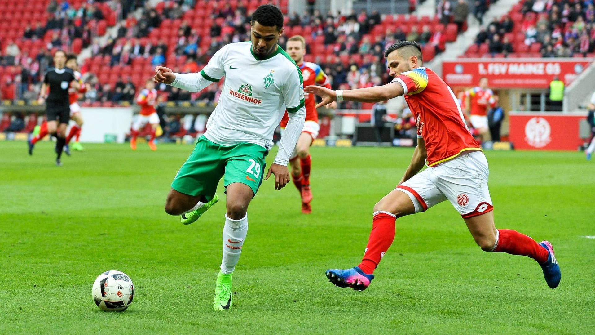 Bayern - oder doch Hoffenheim? Serge Gnabry hat seine Entscheidung noch nicht bekanntgegeben.