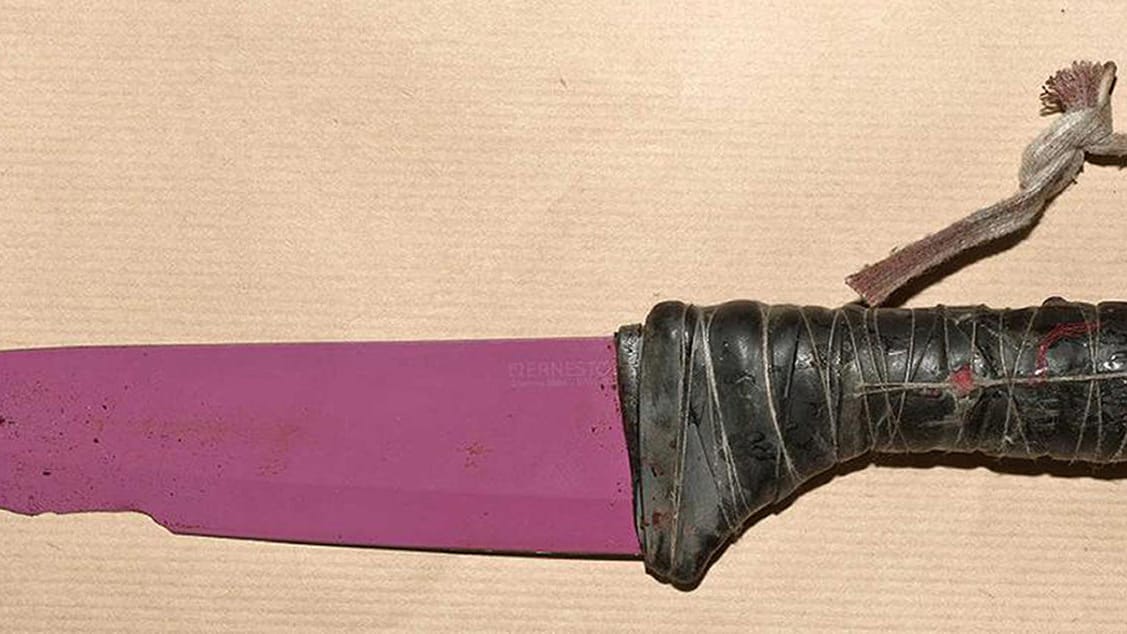 Die Polizei sucht nach der Quelle für diese pinken Messer.