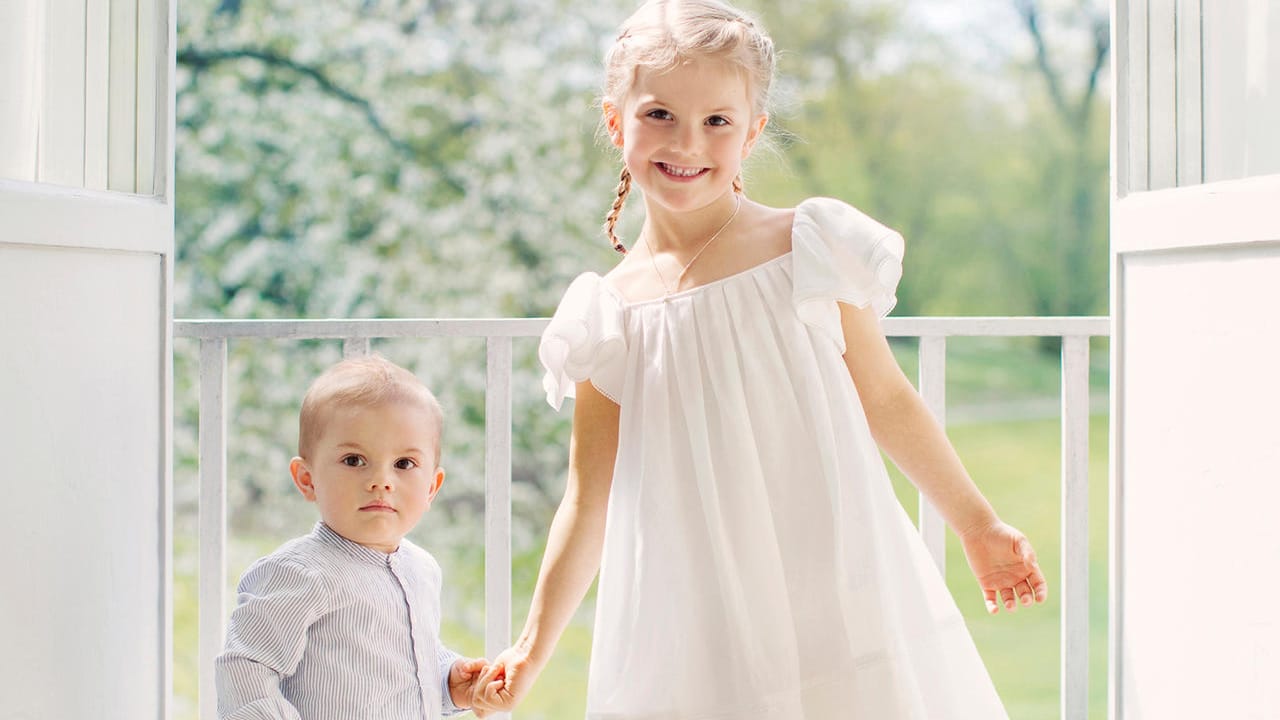 Prinzessin Estelle und Prinz Oscar senden liebe Grüße zum Midsommar.