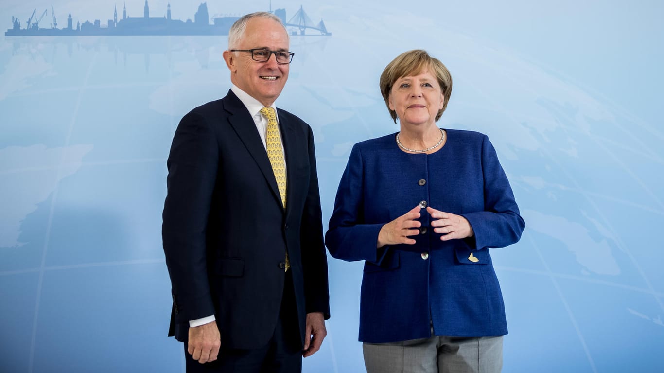 Bundeskanzlerin Angela Merkel begrüßt im Hotel Atlantic in Hamburg Malcolm Turnbull, Premierminister von Australien.