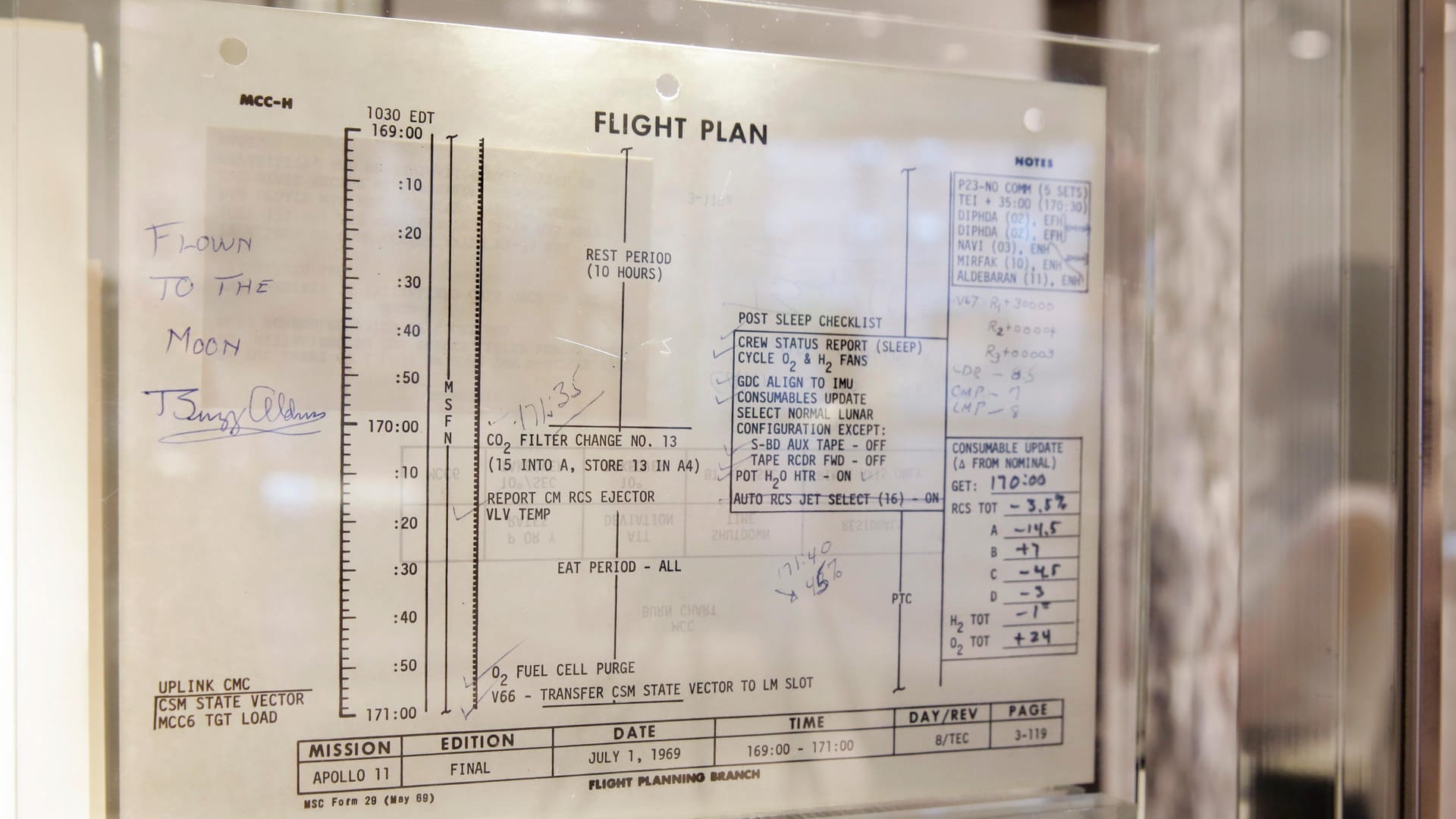 Flugplan der "Apollo 13"-Mission bei Raumfahrt-Auktion Sotheby's in New York