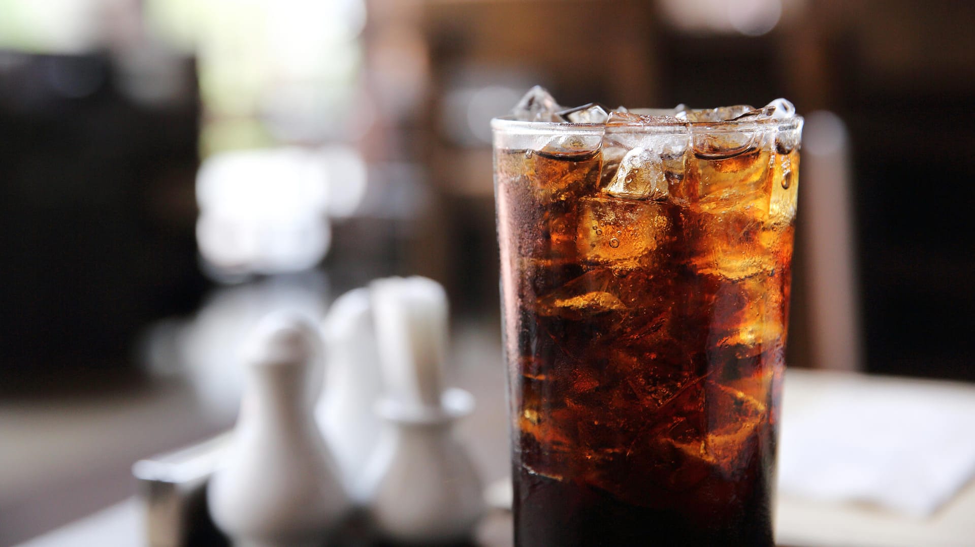 Cola im Glas mit Eiswürfeln.