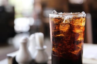 Cola im Glas mit Eiswürfeln.