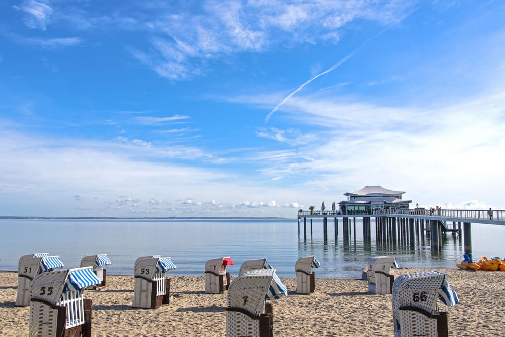 Timmendorfer Strand (Archivbild): Ein Tag am Strand wird mit dem Deutschlandticket zum Schnäppchen.