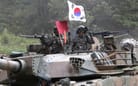 Zwei Soldaten der südkoreanischen Armee fahrendurch Paju (Südkorea) während einer Militärübung nahe der Grenze zu Nordkorea.