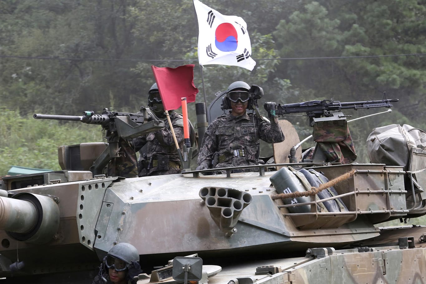 Zwei Soldaten der südkoreanischen Armee fahrendurch Paju (Südkorea) während einer Militärübung nahe der Grenze zu Nordkorea.