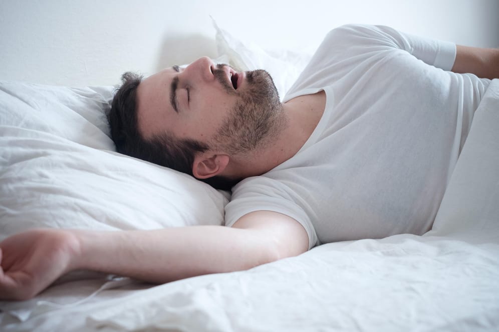 Ein Mann beim Schlafen. Das Schlafbedürfnis ist individuell sehr unterschiedlich. Bei Männern ist es etwas geringer.