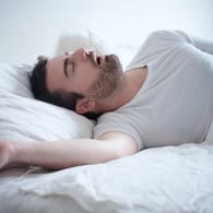 Ein Mann beim Schlafen. Das Schlafbedürfnis ist individuell sehr unterschiedlich. Bei Männern ist es etwas geringer.