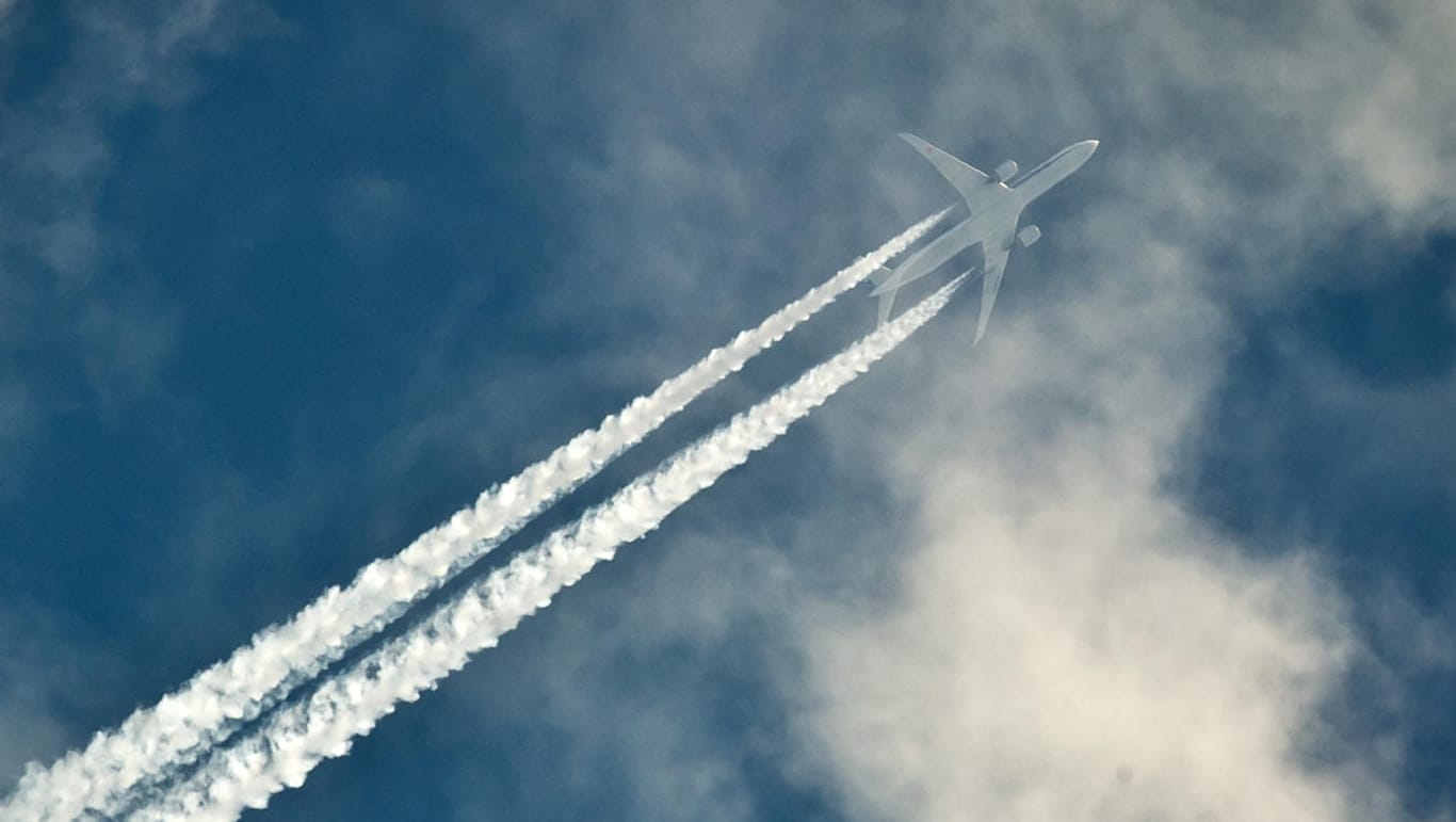 Ein Flugzeug lässt in der Luft Kerosin ab: Mit nachhaltigem Kerosin wäre das weniger schädlich als mit fossilem.
