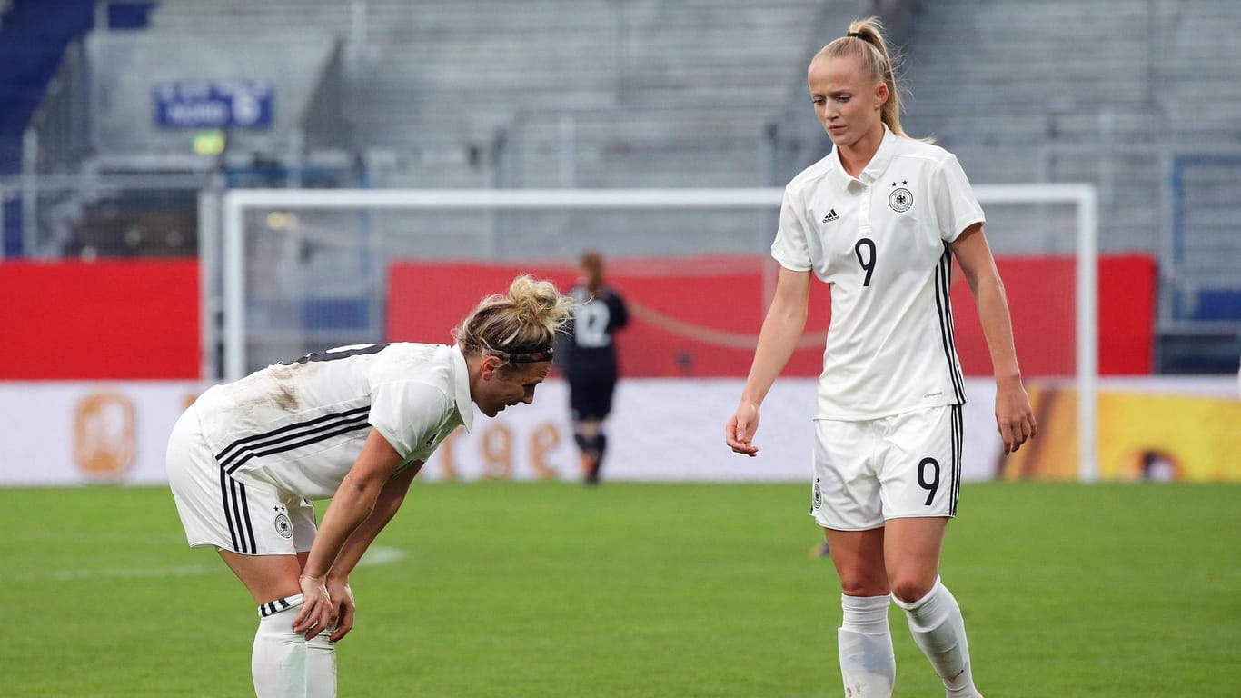 Fassungslos nach dem 2:3 gegen Island: Svenja Huth (l.) und Lea Schüller