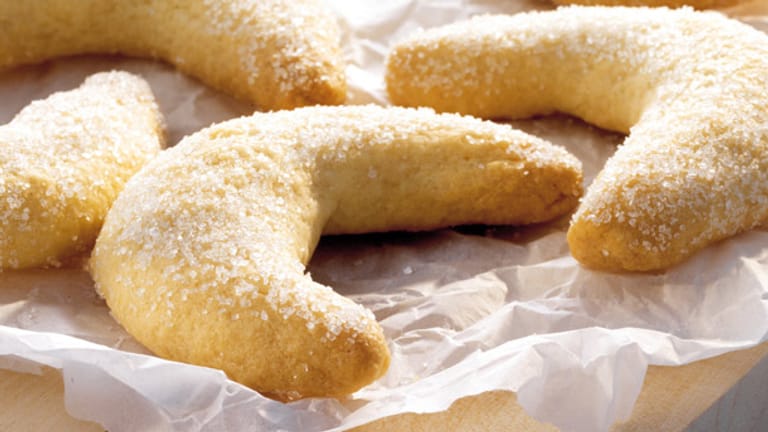 Vanillekipferl werden aus Mürbeteig hergestellt. Nach dem Backen sollten die Kipferl noch heiß in einer Mischung aus Vanillezucker und Zucker gewälzt werden. Vanillekipferl lassen sich mit und ohne Ei zubereiten.