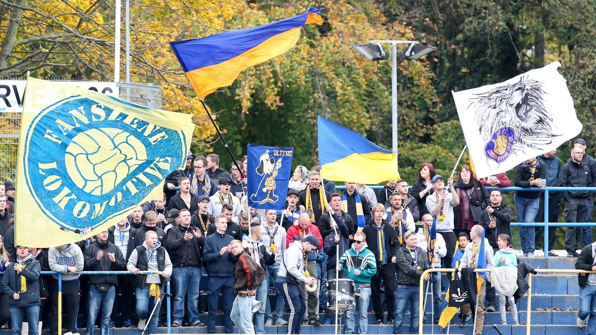 Die Fankurve von Lok Leipzig im heimischen Bruno-Plache-Stadion.