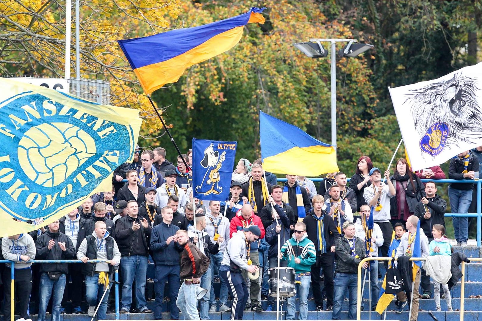 Die Fankurve von Lok Leipzig im heimischen Bruno-Plache-Stadion.