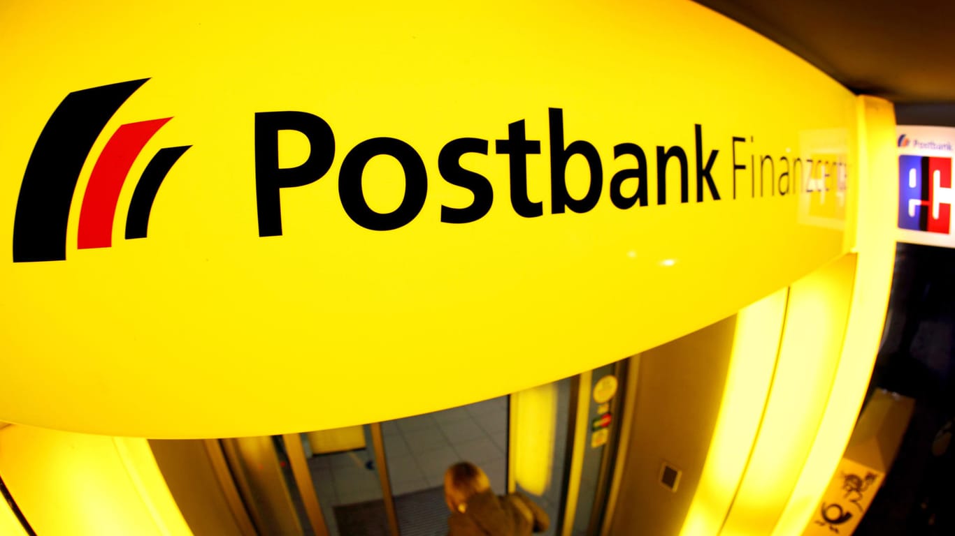 Das Logo der Postbank über dem Eingang einer Filiale in Düsseldorf: Deutsche Banken werden verdächtigt, Geld mit Inter-Glücksspiel gemacht zu haben.