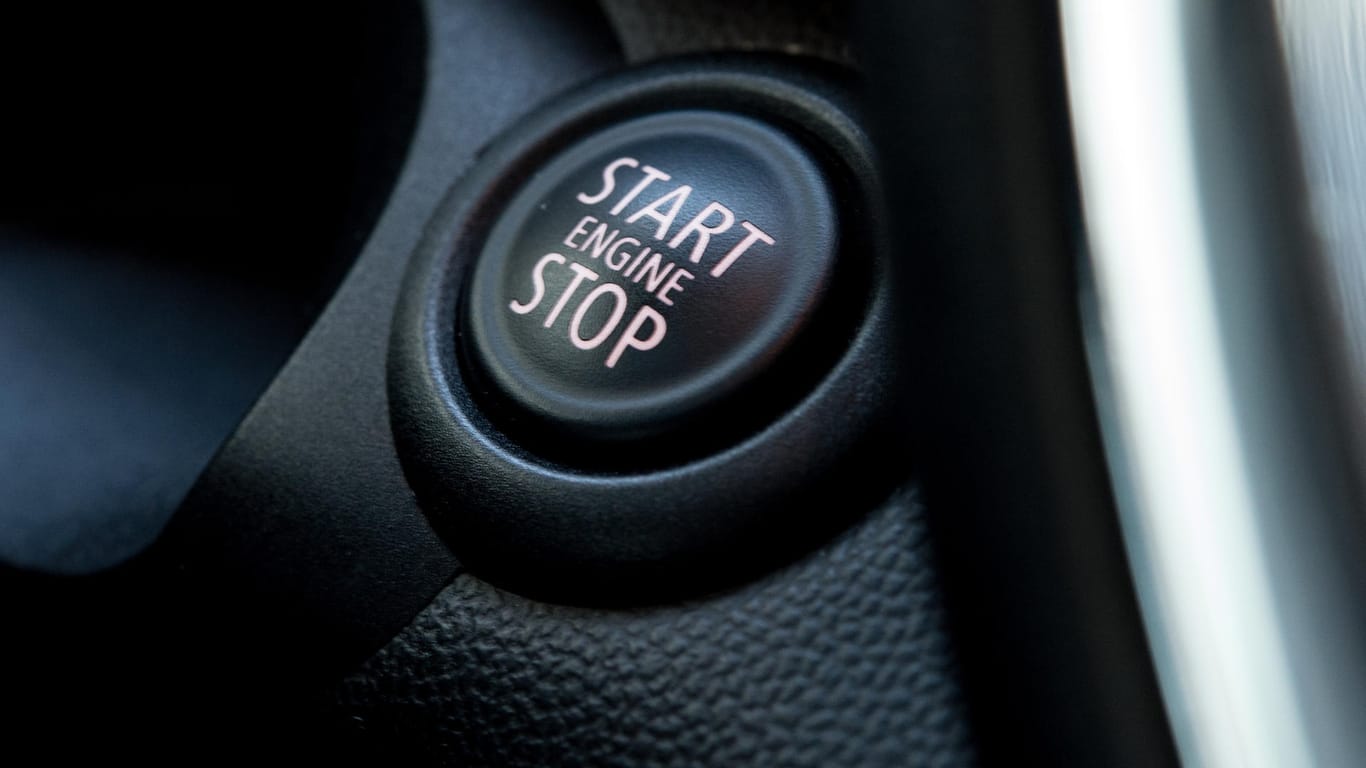 Start-Stopp-Automatik: Im Leerlauf einfach Bremse drücken, dann stellt die Elektronik den Motor aus und wirft ihn wieder an, wenn die Fahrt weitergehen soll (Automatikgetriebe). Beim Handschalter genügt es zum Ausschalten, den Leerlauf einzulegen und die Kuppel zu lösen.