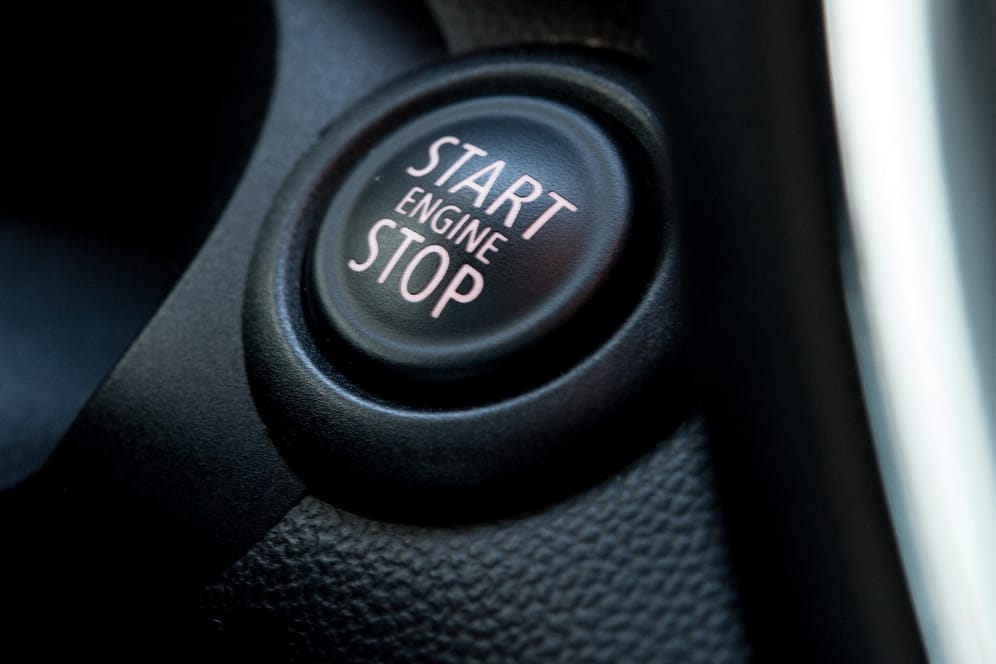 Start-Stopp-Automatik: Im Leerlauf einfach Bremse drücken, dann stellt die Elektronik den Motor aus und wirft ihn wieder an, wenn die Fahrt weitergehen soll (Automatikgetriebe). Beim Handschalter genügt es zum Ausschalten, den Leerlauf einzulegen und die Kuppel zu lösen.