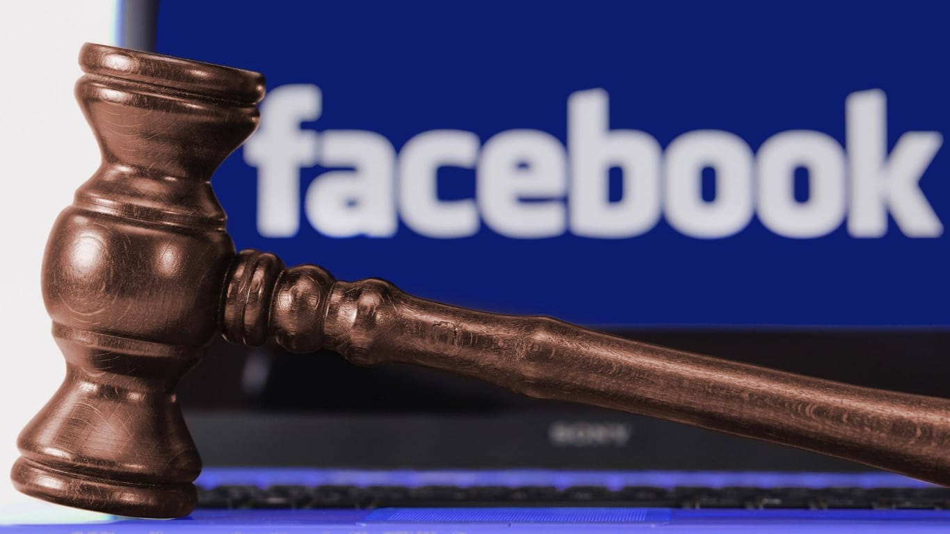 Ein Richterhammer vor dem Facebook-Logo.