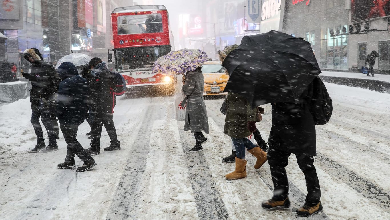 New York: Fußgänger kämpfen am Times Square gegen den Sturm