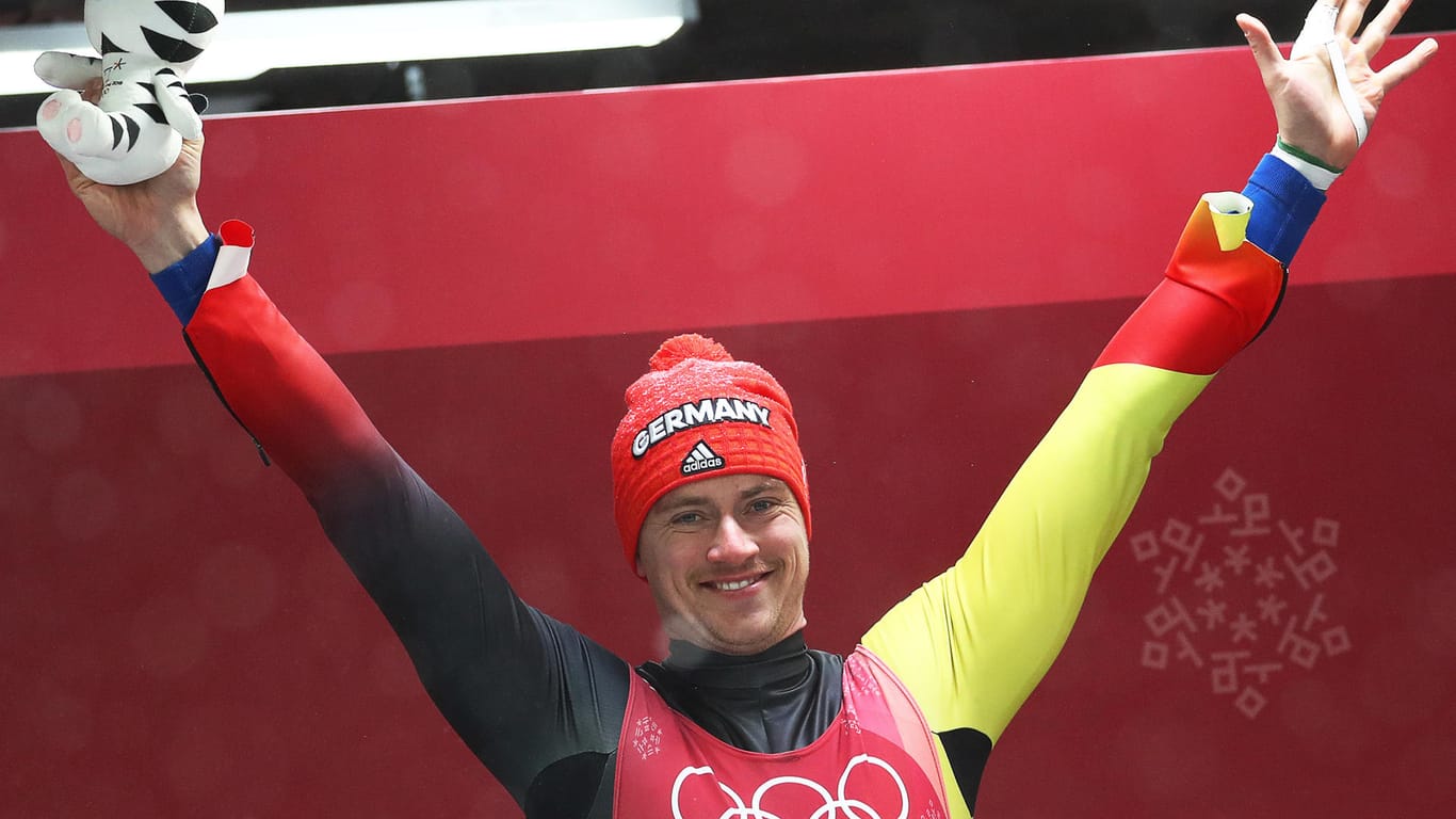 Olympia 2018: Rodler Johannes Ludwig jubelt über die Bronzemedaille.