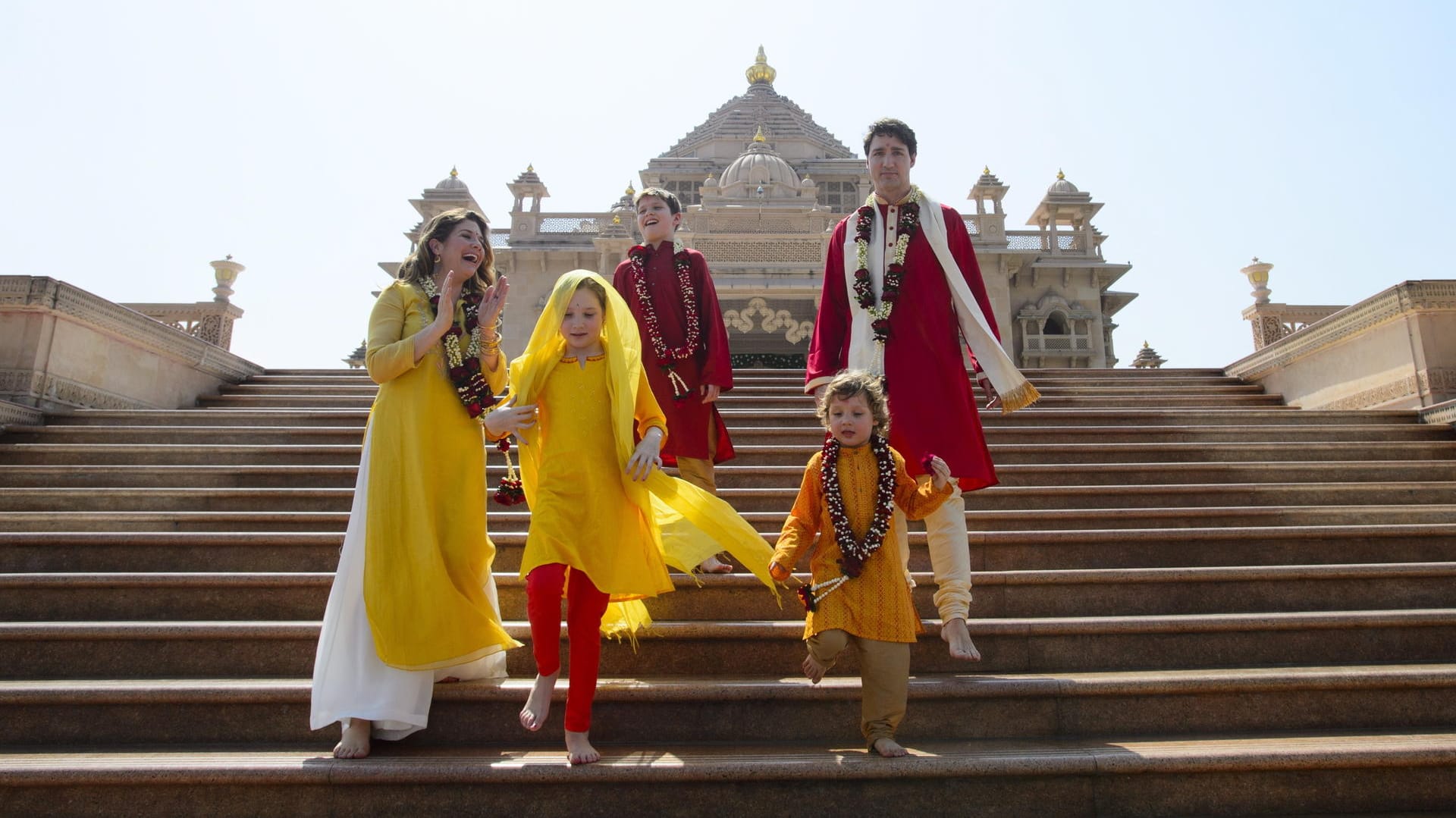 Justin Trudeau (r), Premierminister von Kanada, seine Frau Sophie Gregoire Trudeau (l), Sohn Xavier (M), Tochter Ella-Grace (2.v.l) und Sohn Hadrien (2.v.r) besuchen den Swaminarayan Akshardham Tempel: Dass die Familie jeden Tag farbenfrohe landestypische Outfits trug und mehr Touristen-Attraktionen als Staatspflichten wahrnahm, sorgt im Internet für Spott.