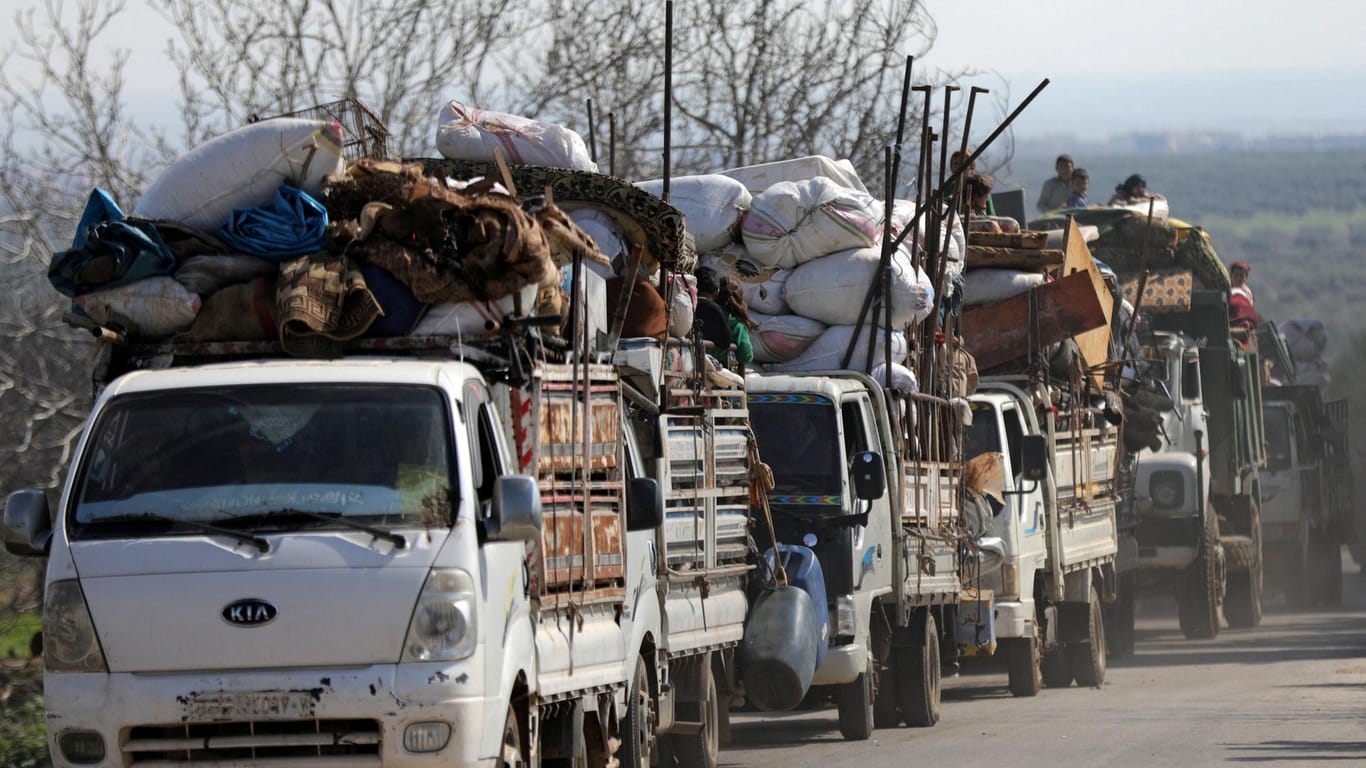 Flucht vor den Kämpfen: Menschen verlassen mit ihren Habseligkeiten umgekämpftes Gebiet in der Region Afrin. Beim Vorrückend er türkischen Armee gibt es auch unter der Zivilbevölkerung vermehrt Opfer.