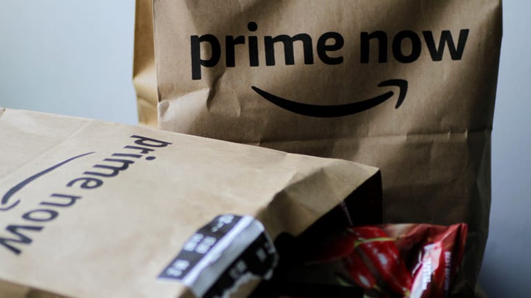 Tüten mit dem Amazon Prime Logo sind zu sehen: Mit seinem Streaming-Angebot ist Amazon Prime offenbar sehr erfolgreich.