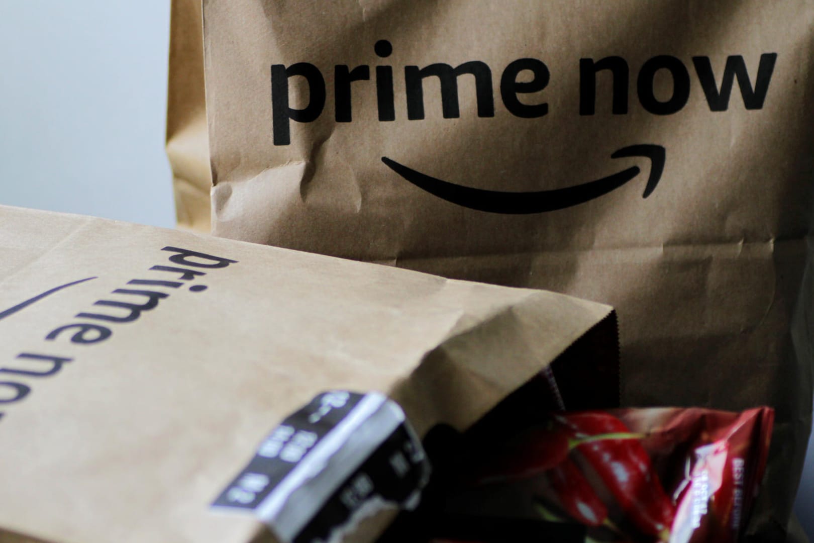 Tüten mit dem Amazon Prime Logo sind zu sehen: Mit seinem Streaming-Angebot ist Amazon Prime offenbar sehr erfolgreich.
